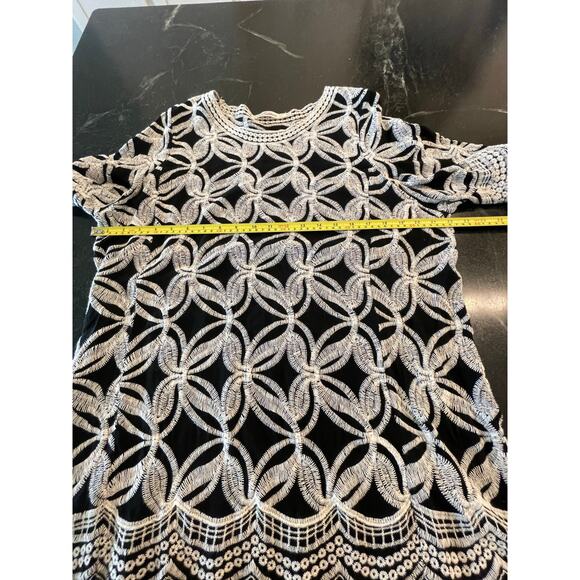 Solitaire 1X black white  scalloped embroidered tunic - Picture 10 of 10